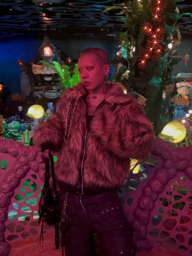 グラデーショングレーのミラーレンズを備えたシルバーのエンブレ